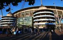 Vì sao sân Etihad của Man City ngập mùi... tỏi?