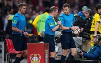 Trọng tài đột ngột hủy trận Leverkusen - Dortmund rồi rời sân bị chỉ trích nặng nề