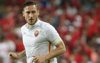 "Hoàng tử" 39 tuổi Totti là bất khả xâm phạm tại Roma