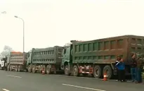 Xe quá tải "nghênh ngang" trên đại lộ Thăng Long