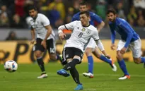 Ozil: Tôi chẳng quan tâm người ta khen chê