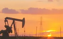 Giá dầu thô Brent lần đầu tiên tăng trên 40 USD/thùng
