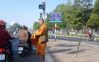 Sư giả “được mùa” hành khất dịp đầu năm