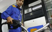 Giá xăng giảm mạnh, về mức ngang năm 2009