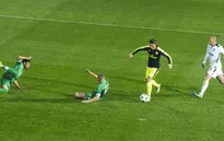 Twitter "nổ tung" vì pha solo thiên tài của Ozil
