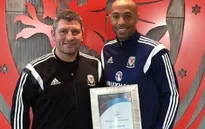 Hớn hở nhặn bằng. Henry nuôi mộng thay HLV Wenger