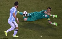 Cả Messi và Higuain đều ôm hận tiếc nuối vì pha bóng này!