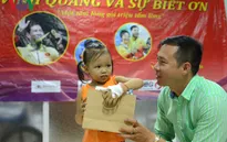 Xạ thủ Hoàng Xuân Vinh trao quà cho bệnh nhi nghèo