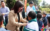 Quỹ Tấm lòng Việt - Đài THVN trao áo ấm cho trẻ em nghèo tỉnh Lào Cai