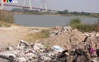 Hà Nội: Nhiều vi phạm đổ phế thải xuống sông Hồng tại phường Nhật Tân