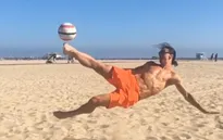 Ibrahimovic trổ tài "cắt kéo" trên bãi biển Los Angeles