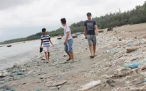 Quảng Nam: Bờ biển Tam Hải ngập tràn rác thải