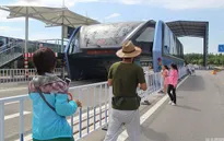 Du khách háo hức chiêm ngưỡng xe buýt "bay"