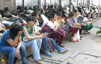 Thi THPT chuyên 2016: Phụ huynh lo lắng đợi con ngoài phòng thi