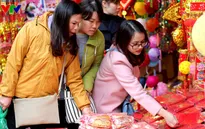 Ngắm phố Hàng Mã lung linh sắc đỏ những ngày cận Tết