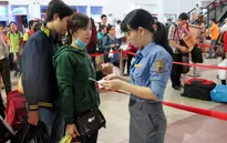 Mua vé chợ đen, hành khách phải dùng CMND giả để đi tàu