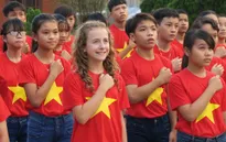 Cô bé 11 tuổi qua 80 nước đến Việt Nam, hát 'Tiến Quân ca' để gây quỹ từ thiện