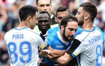 Higuain bị cấm 4 trận, Napoli kháng án trong tuyệt vọng