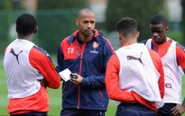 Thierry Henry tiến thêm một bước tới ghế huấn luyện của Arsenal