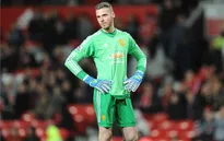 Smalling đá phản, De Gea mất găng tay vàng vào tay Cech