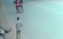 Nạn nhân tai nạn giao thông bị bỏ mặc đến chết ở New Delhi, Ấn Độ
