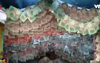 Ấn Độ: Trang trí ngôi đền với hơn 10.000 USD tiền mặt