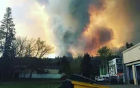 Giá dầu tăng vọt sau vụ cháy rừng ở Canada