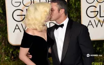 Lady Gaga “khóa môi” hôn phu trên thảm đỏ Quả cầu vàng