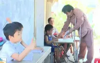 Phú Yên: Lớp học đặc biệt của trẻ em làng biển