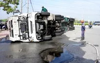 Bình Dương: Lật xe container, hàng trăm lít dầu tràn ra đường