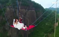 Trung Quốc: Cặp đôi treo mình dưới cầu kính, tổ chức lễ cưới mạo hiểm