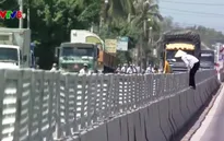 Người dân bất chấp nguy hiểm, tự ý mở đường qua dải phân cách QL 1A