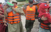Huy động mọi nguồn lực cứu trợ người dân vùng lũ