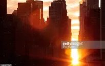 Chiêm ngưỡng cảnh hoàng hôn độc đáo hiếm có trong năm ở Manhattan, Mỹ