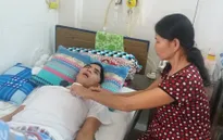 Mẹ đau đớn nhìn con nằm một chỗ sau tai nạn giao thông