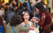 Phụ huynh chăm chút đưa con đi thi Vietnam Idol Kids