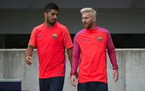 Ảnh: Leo Messi xuất hiện trên sân tập với kiểu tóc mới cùng Suarez