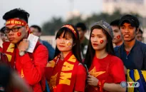 Chùm ảnh: Rộn ràng sắc màu CĐV trước trận bán kết Việt Nam - Indonesia