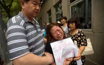 Người nhà nạn nhân MH370 biểu tình đòi tiếp tục tìm kiếm