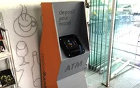 Thú vị máy ATM giao dịch bằng... cảm xúc