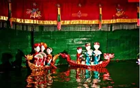 Đến Huế xem múa rối nước trên sông Hương