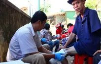 Trao quà sinh kế cho nạn nhân bom mìn Bình Định