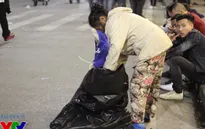 Tất bật mưu sinh trong thời khắc chuyển giao năm mới