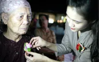 Ý nghĩa nghi lễ cài hoa hồng mùa Vu lan báo hiếu