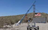 Người đàn ông lập kỷ lục bay qua cả dãy núi bằng cách nằm trong tên lửa