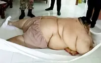 Người đàn ông béo phì phải nhập viện bằng xe tải hạng nặng