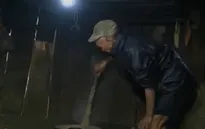 Gia đình 7 người cùng sống trong mái nhà dột nát