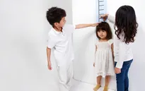 Trẻ em Việt Nam bị hạn chế chiều cao vì... học nhiều