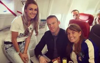 Giàu như tỷ phú, Rooney vẫn bị bắt gặp đi du lịch "bụi"
