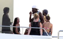 Paul Pogba lộ ảnh "đàn đúm", phì phèo thuốc lá